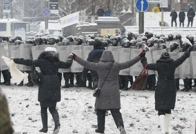Kijev: Protestnika padla pod streli; premier: “teroristi” bodo plačali za svoje zločine  (foto in video)