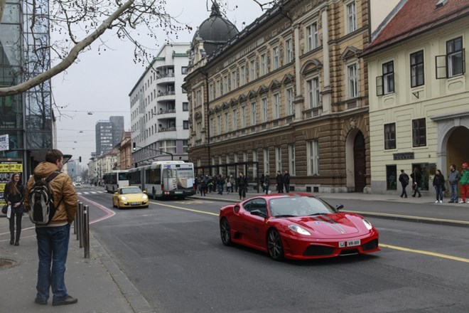 Ferrari 430 scuderia na Slovenski cesti .    