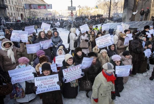 Ukrajina: Kličko poziva k prekinitvi spopadov do jutra, protestniki že zažigajo pnevmatike (foto)