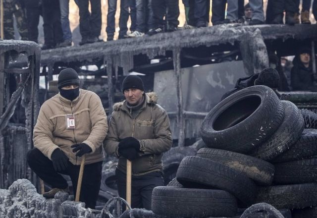 Ukrajina: Protestniki netijo požare in mečejo molotovke, policisti zaenkrat mirni (foto)