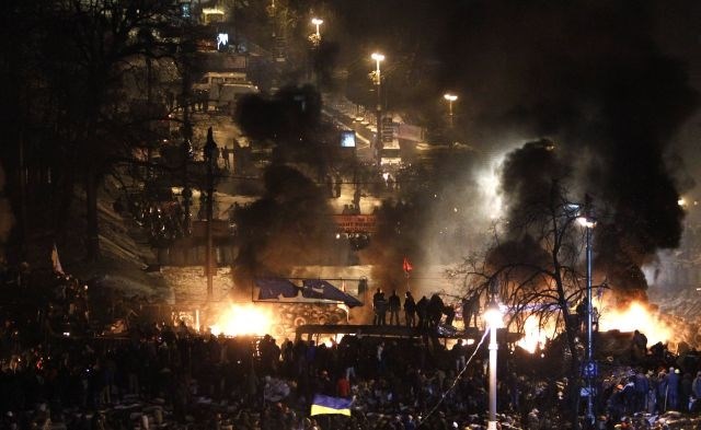 Ukrajina: Protestniki netijo požare in mečejo molotovke, policisti zaenkrat mirni (foto)
