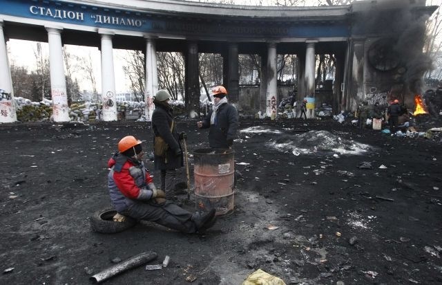 Ukrajina: Na trgu našli obešenega moškega, grožnje z razglasitvijo izrednih razmer (foto)