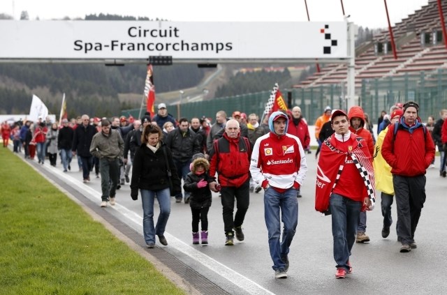 Pohoda po progi v Spa-Francorchampsu se je udeležilo več tisoč ljudi. (Foto: Reuters) 
