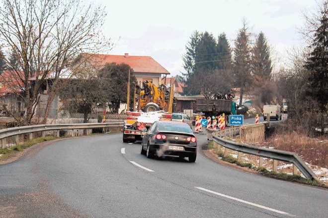 Vozila, ki so se ustavila pred semaforjem, so čez most v Prestranku včeraj dopoldan odpeljala v enem zelenem intervalu,...