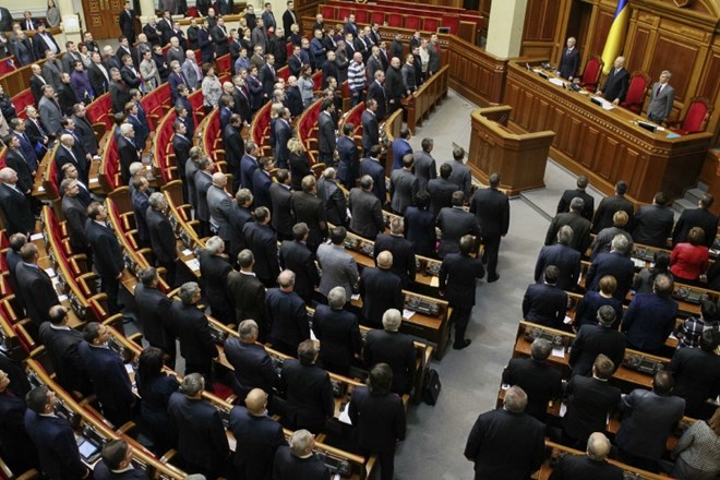 Poslanci ukrajinskega parlamenta so odpravili sporno zakonodajo, uperjeno proti protestnikom. Reuters 