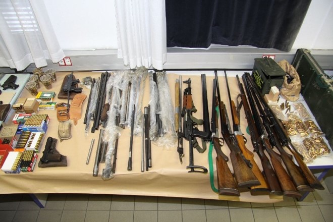 64-letniku zasegli ogromne količine pištol, pušk in smodnika