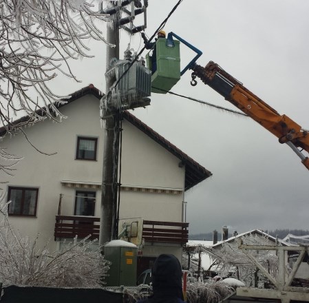 Delavci Eleltro Primorska med popravili električnih kablov. (Foto: Elektro Primorska) 