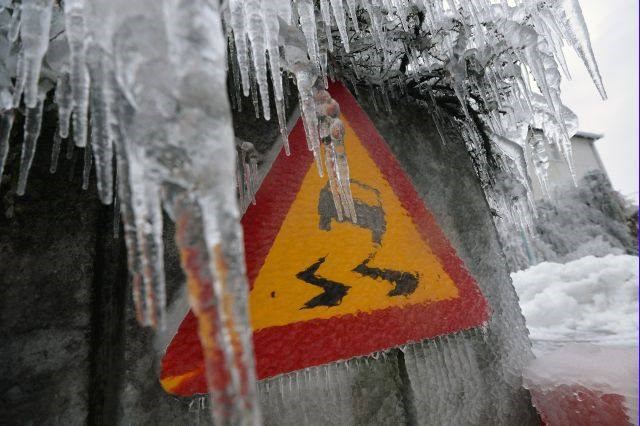 Ledeni oklep v Sloveniji povzroča številne težave v prometu