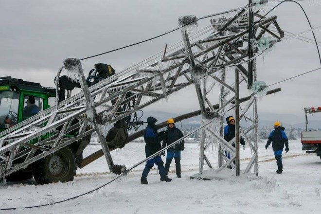 Delavci popravljajo električno napeljavo pri vasi Slavina. Foto: Bojan Velikonja 