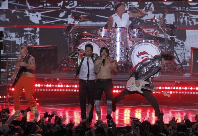 Za zabavo gledalcev so med polčasoma poskrbeli Red Hot Chili Peppers in Bruno Mars. (Foto: Reuters) 