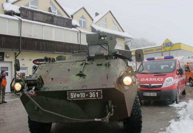 Na Jezersko se bodo prebijali s pomočjo treh oklepnikov valuk Slovenske vojske. (Foto: Primož Knez) 