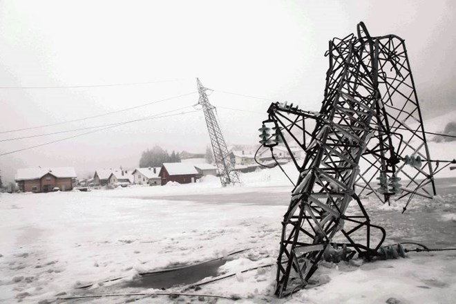Razmere v Logatcu se kljub katastrofalni škodi na elektroomrežju postopoma izboljšujejo. V Elektro Ljubljana načrtujejo, da...