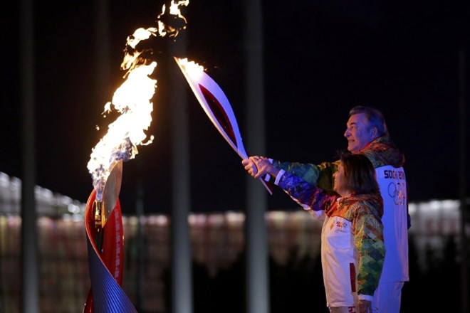 Olimpijski ogenj sta prižgala nekdanji hokejski vratar Vladislav Tretjak in umetnostna drsalka Irina Rodnina. (Foto: Reuters)...