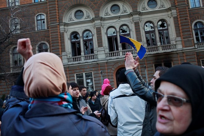 Pred glavnim vhodom v stavbo predsedstva BiH se je v soboto zbralo okoli dvesto protestnikov, v glavnem mladih. (Foto: Luka...