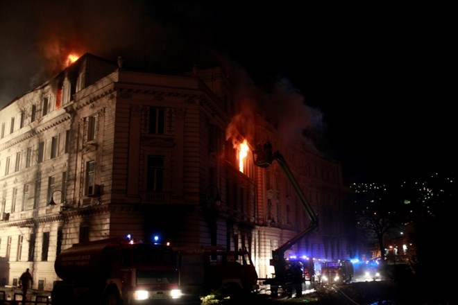 V nasilnih protestih v BiH zgorel del državnega arhiva (foto)