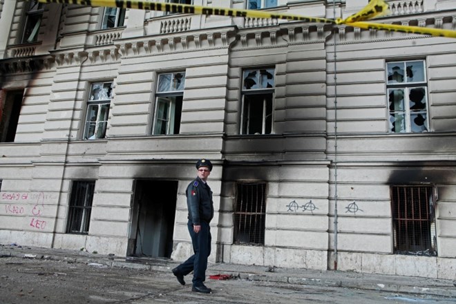 Sarajevski gasilci so uspeli požar na poslopju občine in kantonalne vlade, ki je povsem uničeno,  pogasiti šele v soboto...