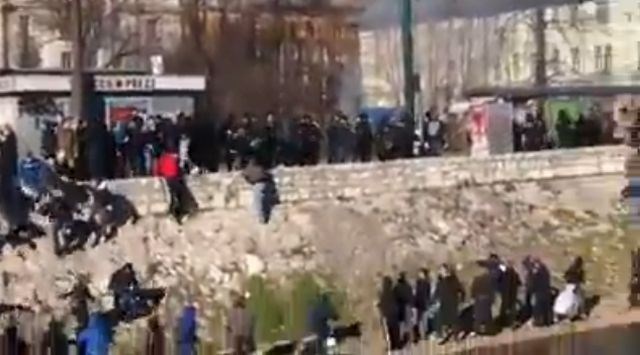S posnetka ni možno natančno določiti, kaj se je pravzaprav dogajalo ob reki Miljacki, je pa veliko protestnikov pristalo v...