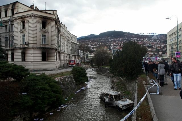 Novi protesti v BiH: Središče Sarajeva je blokirano, hrvaški premier skuša umiriti situacijo  