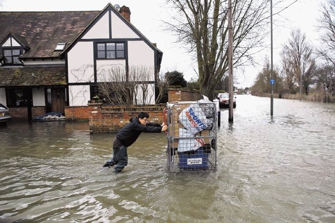 Poplave, ki so zalile Veliko Britanijo, so posledica ene najbolj mokrih zim v zadnjih 250 letih, prebivalcem pa so povzročile...