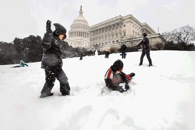 Snega so se v Washingtonu razveselili predvsem otroci, malo manj pa so bili zaradi težav v prometu in zaprtih javnih ustanov...