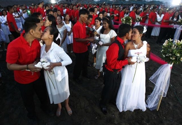 Množična poroka v Manili. Poročilo naj bi se 182 parov. 