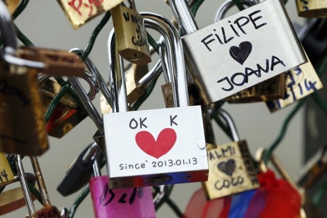 Ljubezen je v zraku (ali v ključavnicah?) tudi v Parizu. 