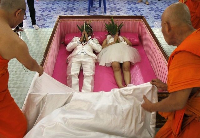 Tajska poroka v krsti. 