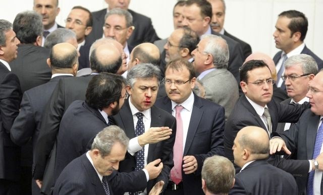 Turški parlament po pretepih, krvavem nosu in zlomljenem prstu potrdil večji nadzor nad sodstvom (foto)