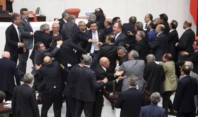 Turški parlament po pretepih, krvavem nosu in zlomljenem prstu potrdil večji nadzor nad sodstvom (foto)