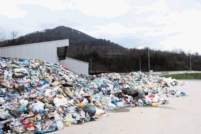 Nakopičena odpadna embalaža v Trbovljah 