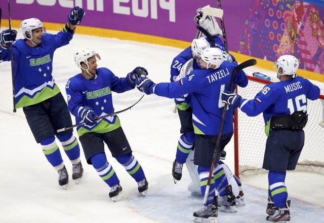 Slovenci so se veselili sladke zmage proti severnim sosedom, ki jih je popeljala v olimpijski četrtfinale. (Foto: Reuters) 