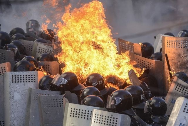 Kijev v plamenih: Mrtvih že 18 ljudi - 11 protestnikov in 7 policistov