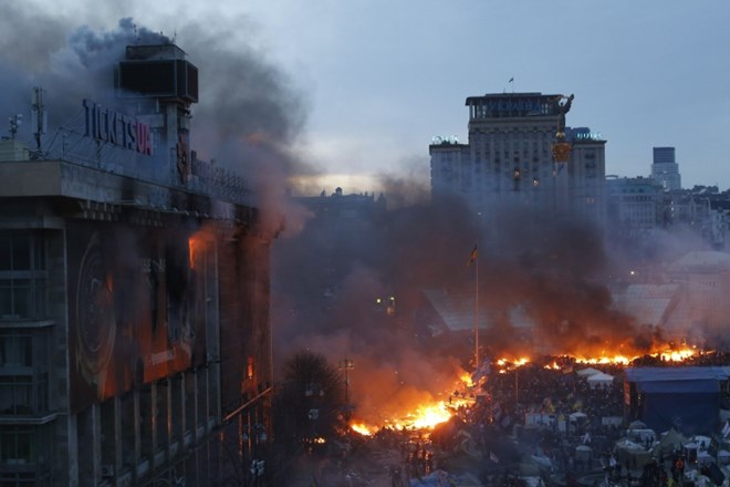 Hudi spopadi v Ukrajini so včeraj in ponoči terjali vsaj 18 življenj, okoli 1000 pa je bilo ranjenih.    