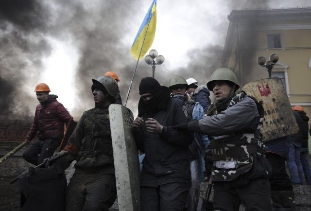 Krvava Ukrajina: EU sprejela sankcije, v Kijevu pogajanja trojke z Janukovičem
