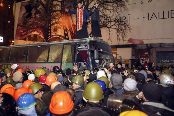 Sodelavce notranjega ministrstva v civilnih oblekah so protestniki pridržali. (Foto: Reuters) 