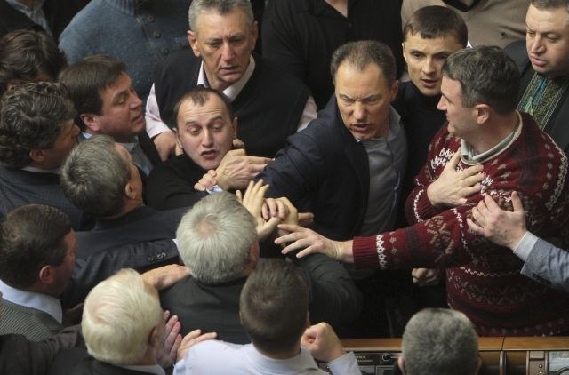 Med razpravo o podpisu dogovora so v ukrajinskem parlamentu zapele tudi pesti. 