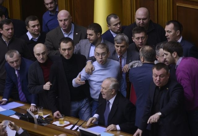 Med razpravo o podpisu dogovora so v ukrajinskem parlamentu zapele tudi pesti. 