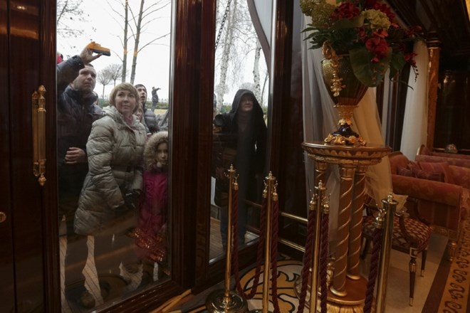 Ukrajinci prvič videli razsipno posestvo Viktorja Janukoviča (foto)