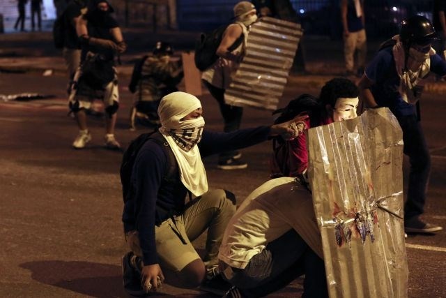 Protesti v Venezueli: Nove barikade, zažiganje gum, solzivec in vse več smrtnih žrtev (foto)