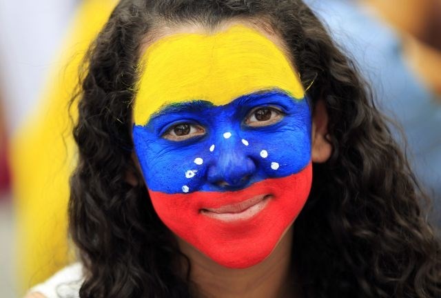 Protesti v Venezueli: Nove barikade, zažiganje gum, solzivec in vse več smrtnih žrtev (foto)
