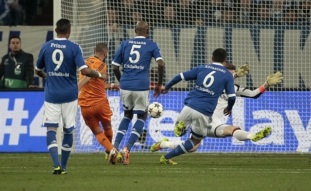 Karim Benzema je takole zadel v 13. minuti. (Foto: Reuters) 