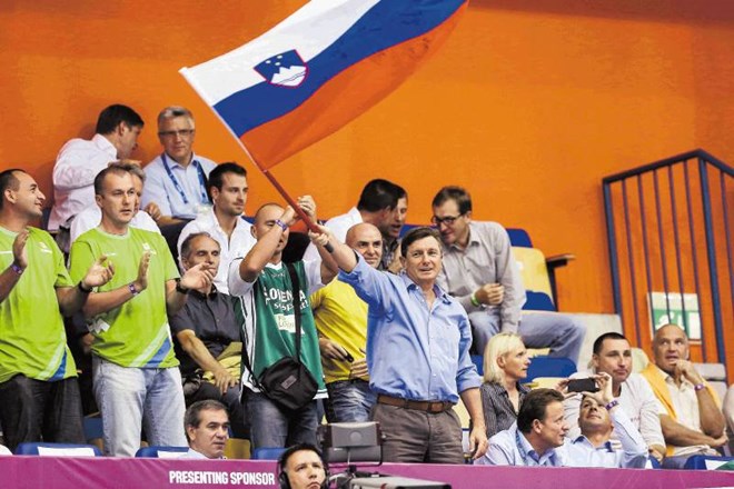 Predsednik države Borut Pahor je s svojo zastavo spodbujal tudi olimpijce v Sočiju. 