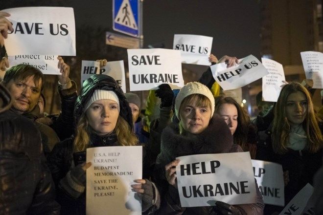 Pred ameriškim veleposlaništvo v Kijevu so ljudje ZDA prosili za pomoč pred morebitno vojaško intervencijo Rusije v Ukrajini....