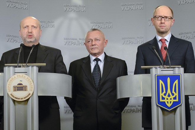 Začasni ukrajinski predsednik Oleksandr Turčinov, obrambni minister Ihor Tenjuk in premier Arsenij Jacenjuk so obsodili...