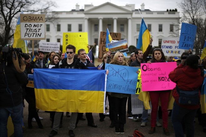 Pred Belo hišo so se v soboto zbrali Ukrajinci in s trasparenti pozivali Belo hišo, naj zaščiti Ukrajino. (Foto: Reuters) 