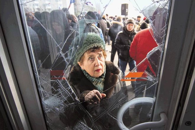 Proruski demonstranti so zasedli vladna poslopja tudi ponekod na vzhodu UKrajine. 