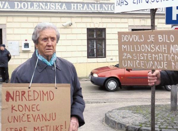 Šestinosemdesetletna Helena Čavlovič je ogorčena, da bodo v metliškem mestnem jedru zdaj izgubili še banko, za katero je...