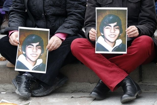 Turčija: 15-letnik, ki jo je skupil v protestih, po več mesecih v komi umrl; pred bolnišnico novi spopadi