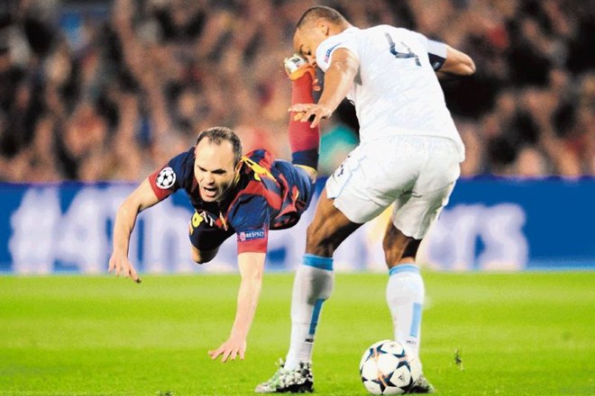 Vincent Kompany (Manchester City, desno) je v tej akciji ustavil Barceloninega zvezdnika Lionela Messija, a na koncu so se...