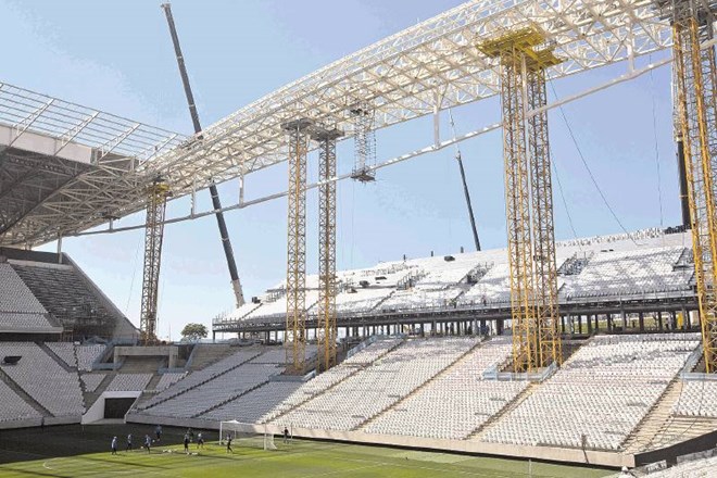 Itaquerao, stadion v Sao Paulu, na katerem bosta Brazilija in Hrvaška odigrali otvoritveno tekmo svetovnega prvenstva, še...